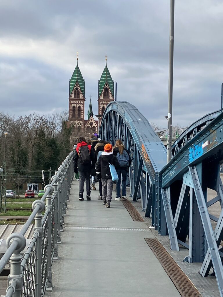 Sur le Wiwilibrücke, dit aussi le pont bleu: place aux piétons et aux cyclistes, mais à chacun sa voie!